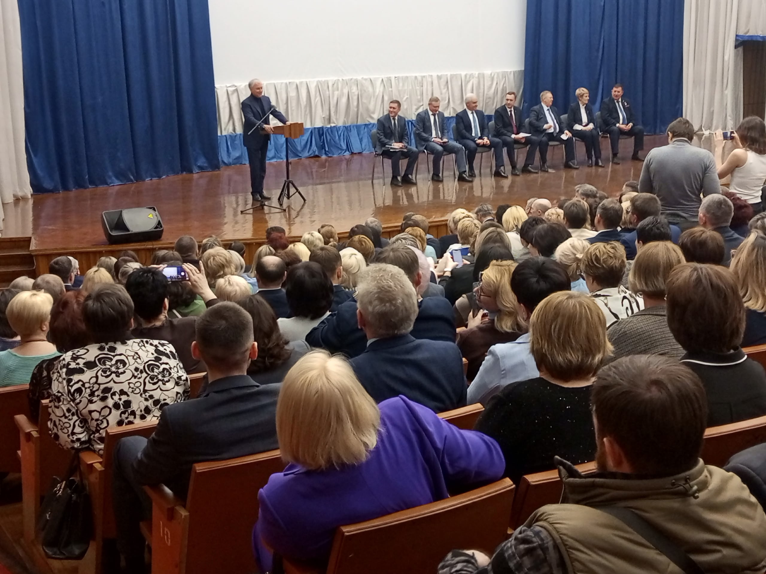 Володин предложил увеличить базовую ставку оплаты труда саратовских учителей до МРОТ